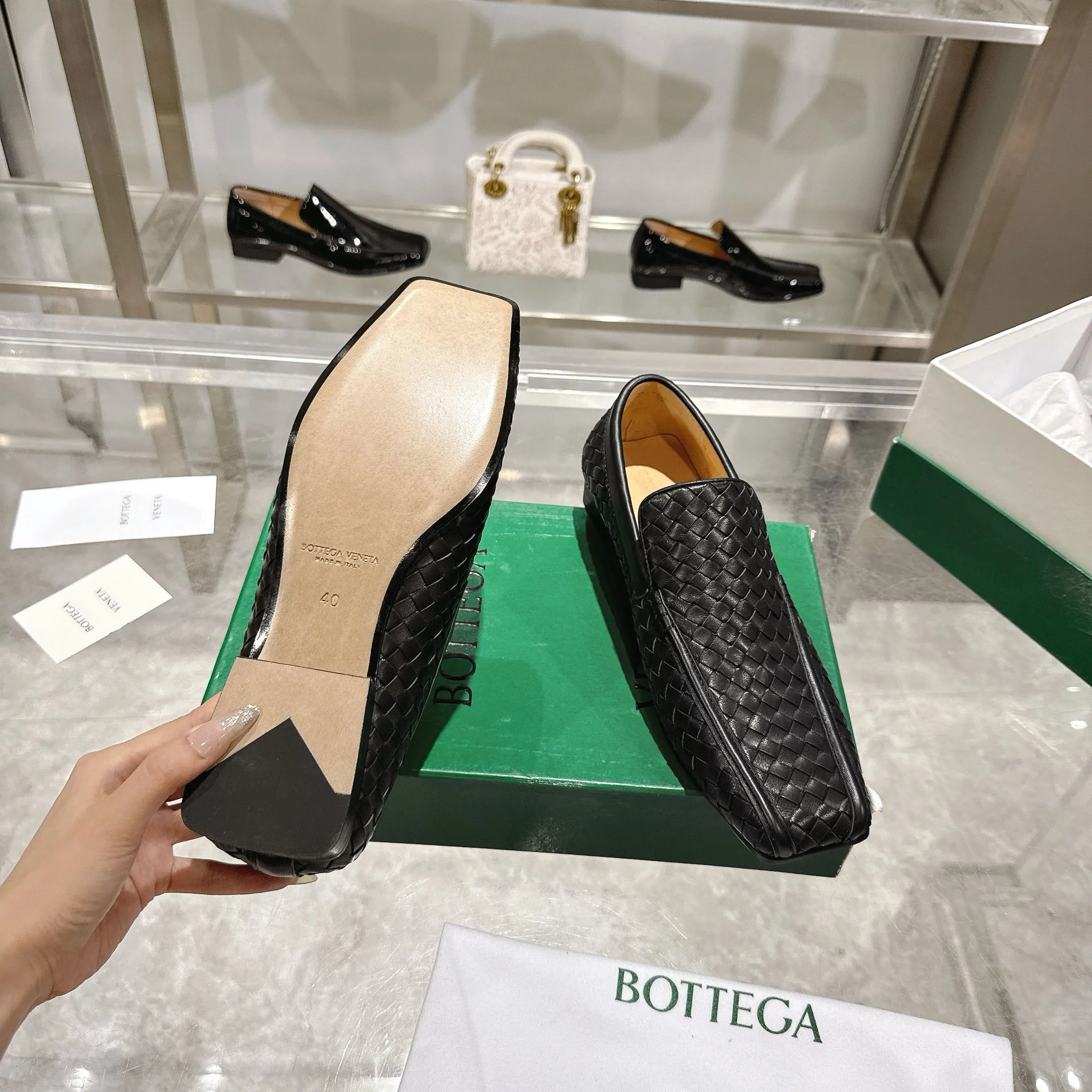 [BV] Top P: 860💰 Couple model, Size: Women 35-39, Men 39--44 (Female 40.41. Men 38. 45, non-refundable) Bottega Veneta 2025 Autumn Counter Synchronous Couple Model Bottega Veneta square-toe low-heeled shoes woven from mixed-breed sheep! Patent leather matching! Low-key luxury and solid color! Leather outsole! [Rose][Rose]! Purely hand-woven and operated, the original board is reproduced one-to-one! quality assurance!